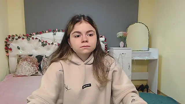 Snapshot of TinaRedly chatting on March 2026 10:40:02 AM TinaRedly online show from March 2026 10:40:02 AM