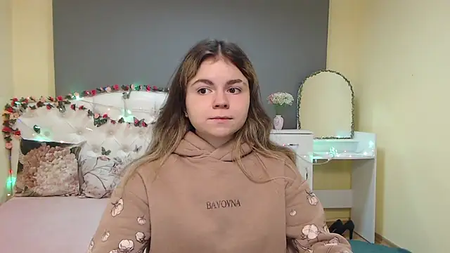 Snapshot of TinaRedly chatting on March 2026 06:44:01 PM TinaRedly online show from March 2026 06:44:01 PM