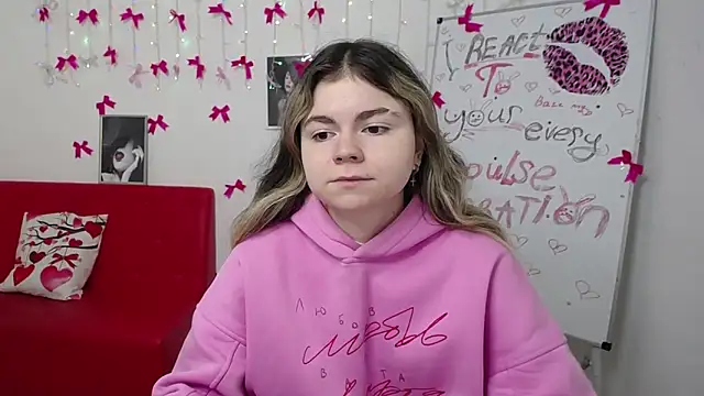 Snapshot of TinaRedly chatting on March 2026 06:22:02 PM TinaRedly online show from March 2026 06:22:02 PM