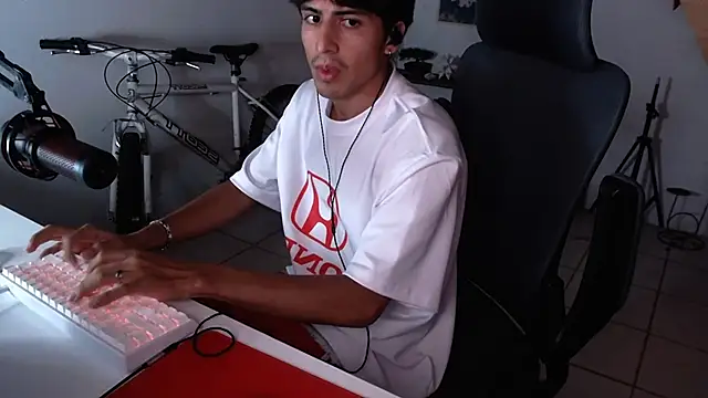 Snapshot of Thieves9 chatting on October 2025 06:46:02 AM Thieves9 online show from October 2025 06:46:02 AM