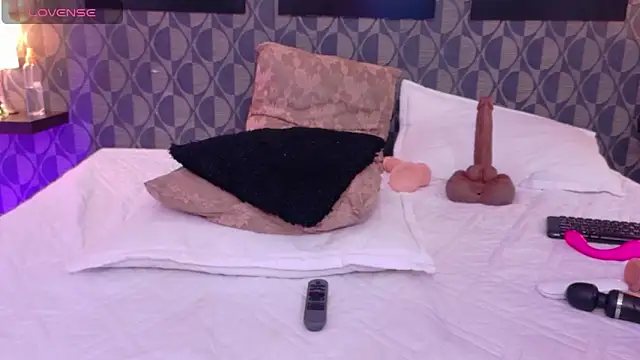 Snapshot of SharomRoss chatting on February 2025 06:26:02 PM SharomRoss online show from February 2025 06:26:02 PM