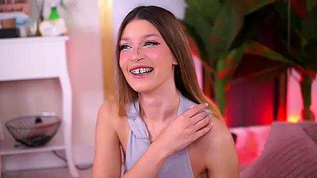 Snapshot of EvaWarenn chatting on October 2025 10:25:01 AM EvaWarenn online show from October 2025 10:25:01 AM