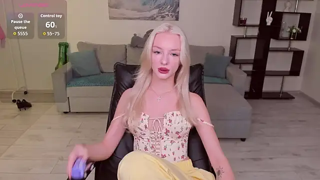 Snapshot of AleksaBlonde chatting on September 2025 11:37:01 AM AleksaBlonde online show from September 2025 11:37:01 AM