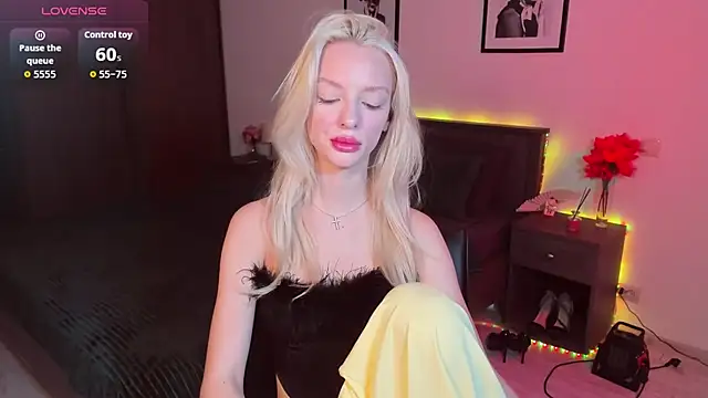 Snapshot of AleksaBlonde chatting on October 2025 11:41:02 AM AleksaBlonde online show from October 2025 11:41:02 AM