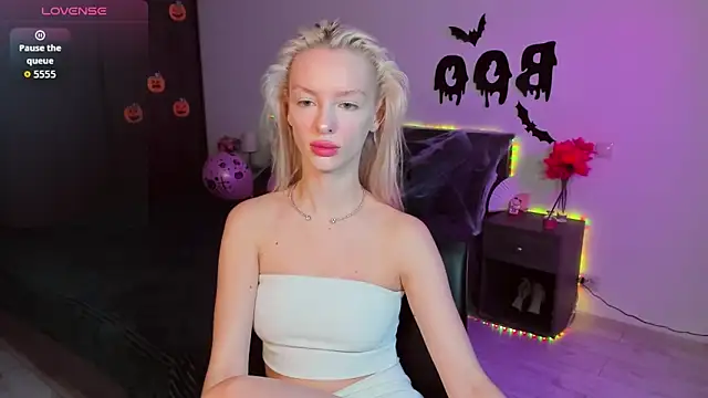 Snapshot of AleksaBlonde chatting on October 2025 05:41:02 AM AleksaBlonde online show from October 2025 05:41:02 AM