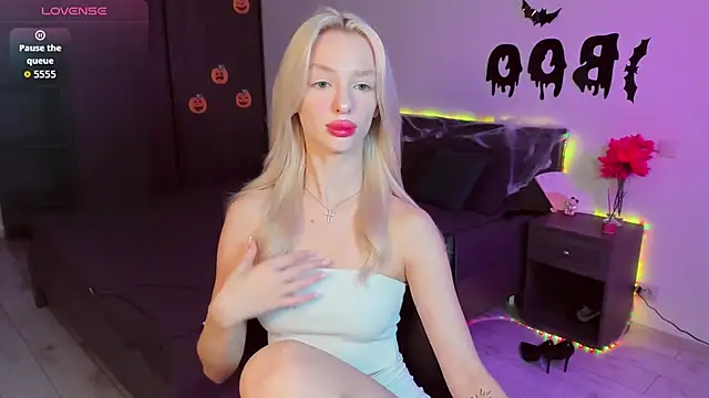 Snapshot of AleksaBlonde chatting on October 2025 11:09:01 AM AleksaBlonde online show from October 2025 11:09:01 AM