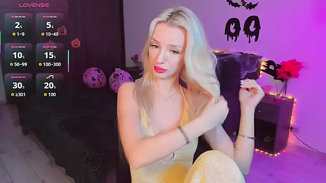 Snapshot of AleksaBlonde chatting on October 2025 05:20:02 AM AleksaBlonde online show from October 2025 05:20:02 AM