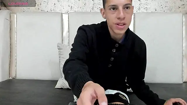 Snapshot of thiago19s chatting on January 2025 07:03:01 PM thiago19s online show from January 2025 07:03:01 PM