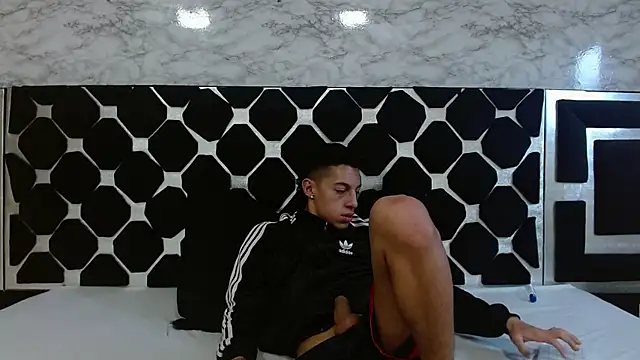 Snapshot of thiago19s chatting on February 2025 03:35:01 PM thiago19s online show from February 2025 03:35:01 PM