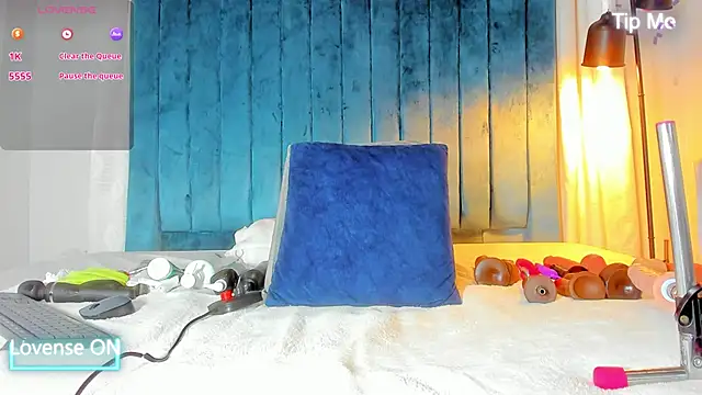 Snapshot of blondehorny69 chatting on November 2025 07:27:01 PM blondehorny69 online show from November 2025 07:27:01 PM