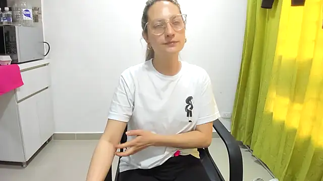 Snapshot of Adele_johnsonn1 chatting on January 2025 03:00:02 PM Adele johnsonn1 online show from January 2025 03:00:02 PM