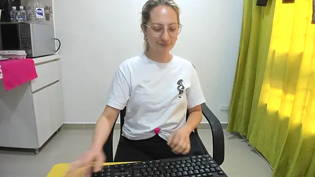 Snapshot of Adele_johnsonn1 chatting on January 2025 06:02:01 PM Adele johnsonn1 online show from January 2025 06:02:01 PM