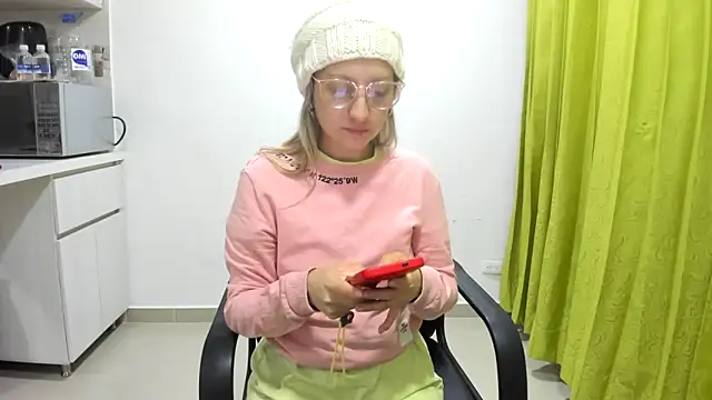 Snapshot of Adele_johnsonn1 chatting on January 2025 10:27:01 AM Adele johnsonn1 online show from January 2025 10:27:01 AM