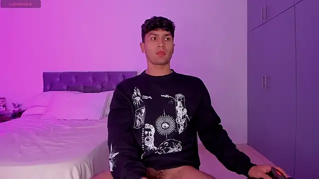 Valerio James7 online show from February 2025 03:40:01 AM