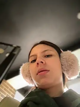 Snapshot of Bonniepark chatting on October 2025 12:35:02 PM Bonniepark online show from October 2025 12:35:02 PM