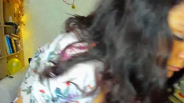 Snapshot of SoftlyShine chatting on January 2025 06:48:01 PM SoftlyShine online show from January 2025 06:48:01 PM