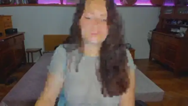 Snapshot of SoftlyShine chatting on December 2025 06:47:01 PM SoftlyShine online show from December 2025 06:47:01 PM