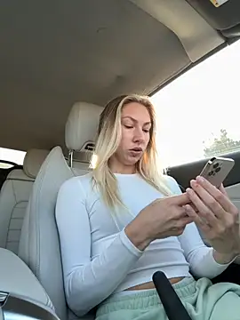 LuisaBecker online show from October 2025 12:28:02 PM