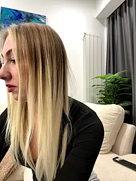 LuisaBecker online show from December 2025 01:40:01 PM