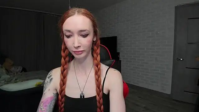 Snapshot of Roxy_Silver chatting on October 2025 07:07:02 PM Roxy Silver online show from October 2025 07:07:02 PM