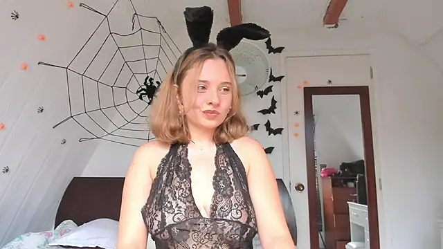 Sophy Bunny online show from October 2025 06:30:01 PM