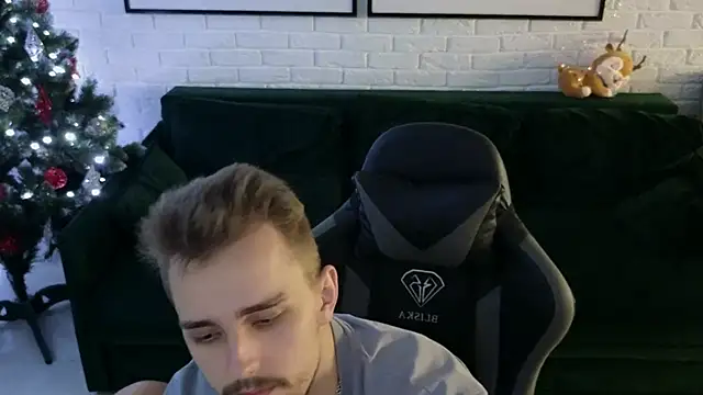 Snapshot of Larstar01 chatting on December 2024 05:31:02 AM Larstar01 online show from December 2024 05:31:02 AM