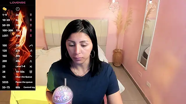 Snapshot of tiffani__love chatting on December 2024 01:07:02 PM tiffani love online show from December 2024 01:07:02 PM