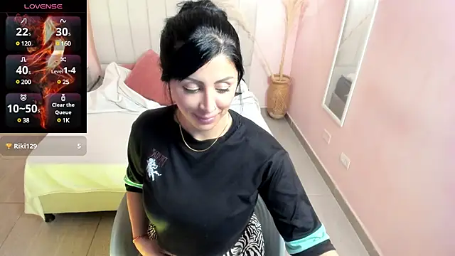 Snapshot of tiffani__love chatting on January 2025 06:51:02 PM tiffani love online show from January 2025 06:51:02 PM