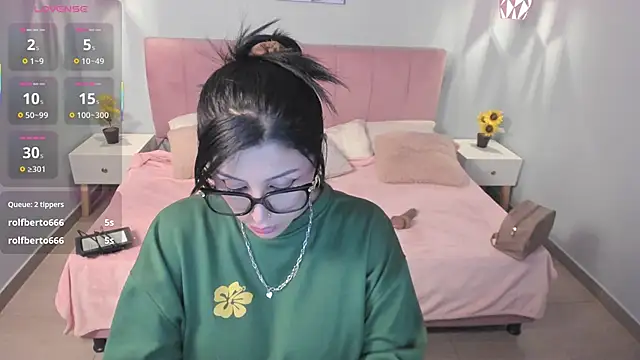 Snapshot of tiffani__love chatting on March 2025 06:03:02 PM tiffani love online show from March 2025 06:03:02 PM