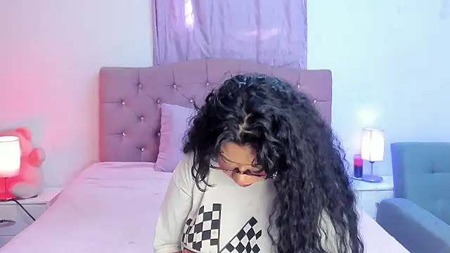 Snapshot of Latinabombsheell chatting on February 2026 08:16:01 PM Latinabombsheell online show from February 2026 08:16:01 PM