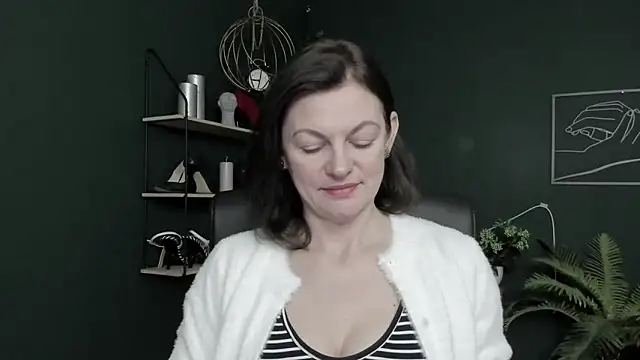 Snapshot of VivianWILD chatting on March 2026 07:57:02 AM VivianWILD online show from March 2026 07:57:02 AM