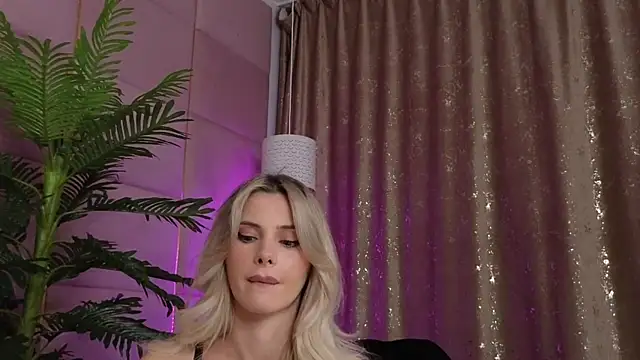 Snapshot of Elliblue chatting on October 2025 12:57:01 AM Elliblue online show from October 2025 12:57:01 AM