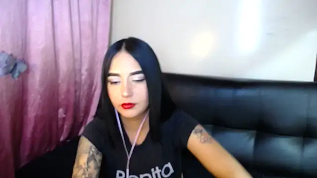 Snapshot of Annerainhoot chatting on November 2025 05:44:01 AM Annerainhoot online show from November 2025 05:44:01 AM