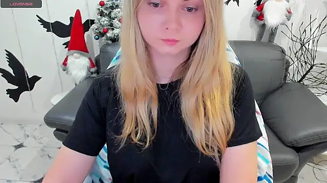 Snapshot of SmilingEmily_ chatting on December 2024 07:29:02 AM SmilingEmily online show from December 2024 07:29:02 AM