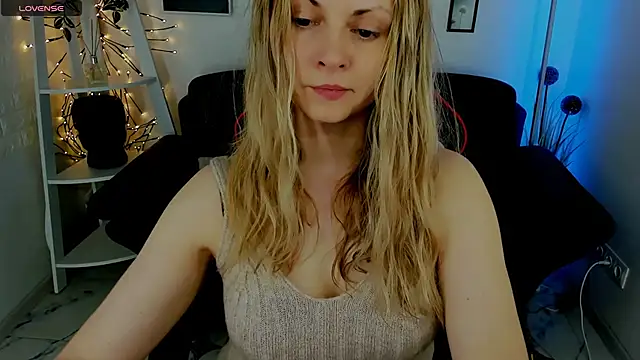 Snapshot of SmilingEmily_ chatting on March 2025 07:37:01 AM SmilingEmily online show from March 2025 07:37:01 AM