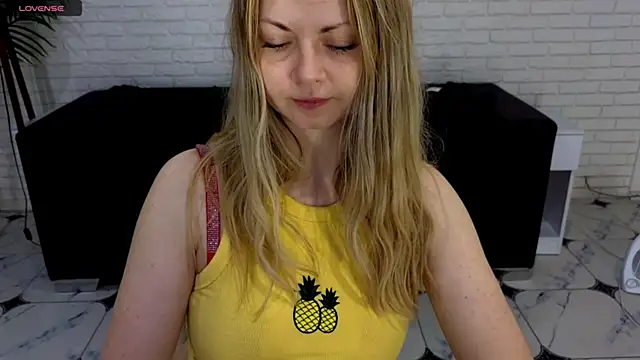 Snapshot of SmilingEmily_ chatting on March 2025 07:30:02 AM SmilingEmily online show from March 2025 07:30:02 AM