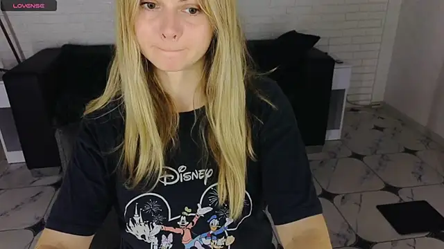 Snapshot of SmilingEmily_ chatting on September 2025 06:24:01 AM SmilingEmily online show from September 2025 06:24:01 AM