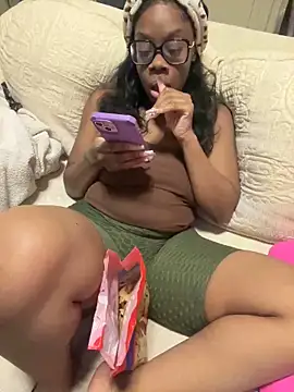 Snapshot of SweetChocolate555 chatting on January 2025 12:07:01 AM SweetChocolate555 online show from January 2025 12:07:01 AM