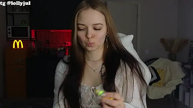 Snapshot of doll_lol_ chatting on October 2025 06:08:01 PM doll lol online show from October 2025 06:08:01 PM