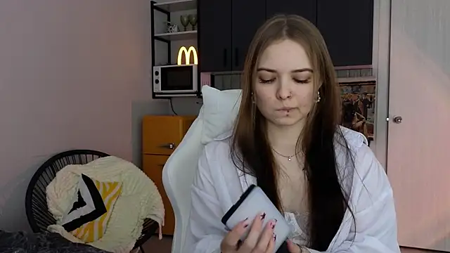 Snapshot of doll_lol_ chatting on November 2025 05:59:01 PM doll lol online show from November 2025 05:59:01 PM