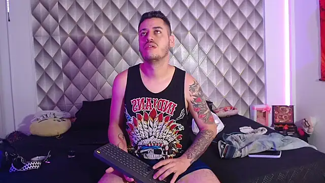 Snapshot of CoupleSwingerLatin chatting on March 2026 04:05:02 AM CoupleSwingerLatin online show from March 2026 04:05:02 AM