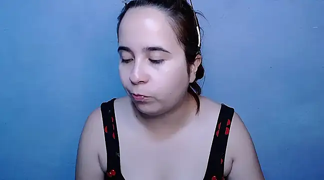 Snapshot of SubLayla01 chatting on January 2025 06:21:01 PM SubLayla01 online show from January 2025 06:21:01 PM