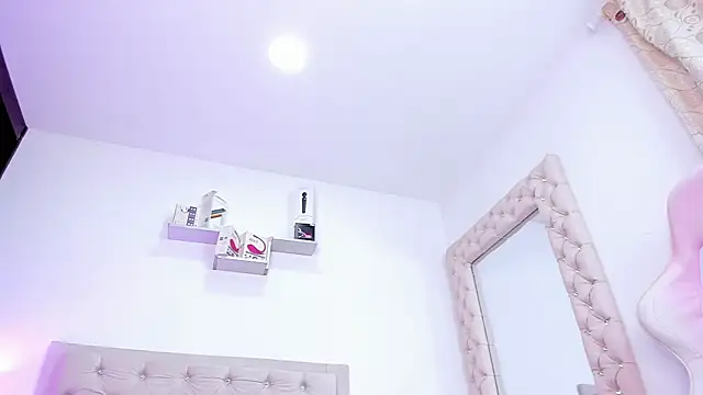 lorennahernandez01 online show from January 2025 10:56:01 AM