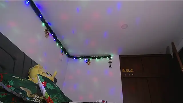 Snapshot of Yinn_Silver chatting on December 2024 10:19:01 AM Yinn Silver online show from December 2024 10:19:01 AM