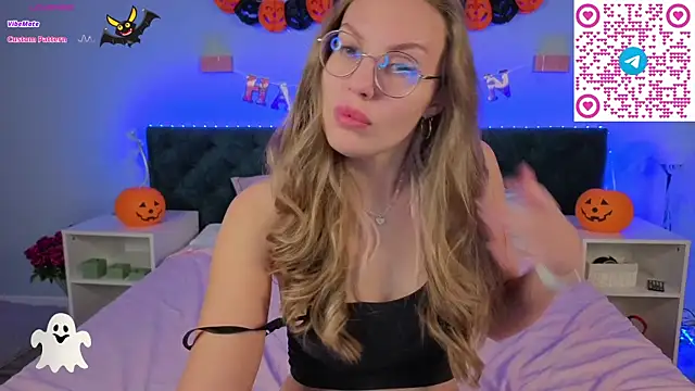 Kelly Hardy online show from October 2025 01:17:01 AM