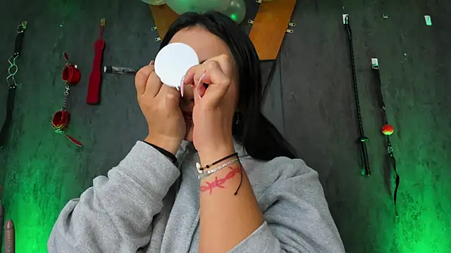 Snapshot of CharlotteScotte chatting on December 2024 01:25:01 PM CharlotteScotte online show from December 2024 01:25:01 PM