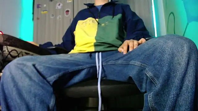 Snapshot of zacwatson_ chatting on December 2024 06:43:02 AM zacwatson online show from December 2024 06:43:02 AM