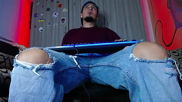 Snapshot of zacwatson_ chatting on December 2024 11:37:02 AM zacwatson online show from December 2024 11:37:02 AM