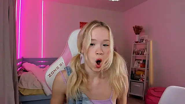 Lily Young online show from October 2025 04:26:01 AM