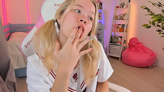 Lily Young online show from November 2025 04:55:02 AM